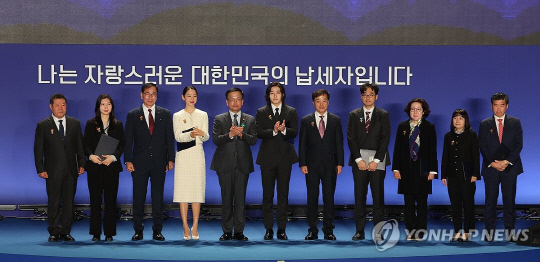 4일 오전 서울 중구 동대문디자인플라자(DDP)에서 열린 제58회 납세자의 날 기념식에서 배우 강하늘(왼쪽에서 여섯번째)과 신혜선(왼쪽에서 네번째) 등 대통령 표창 수상자들이 최상목 부총리 겸 기획재정부 장관(왼쪽에서 다섯번째)과 기념촬영 하고 있다. [연합뉴스]